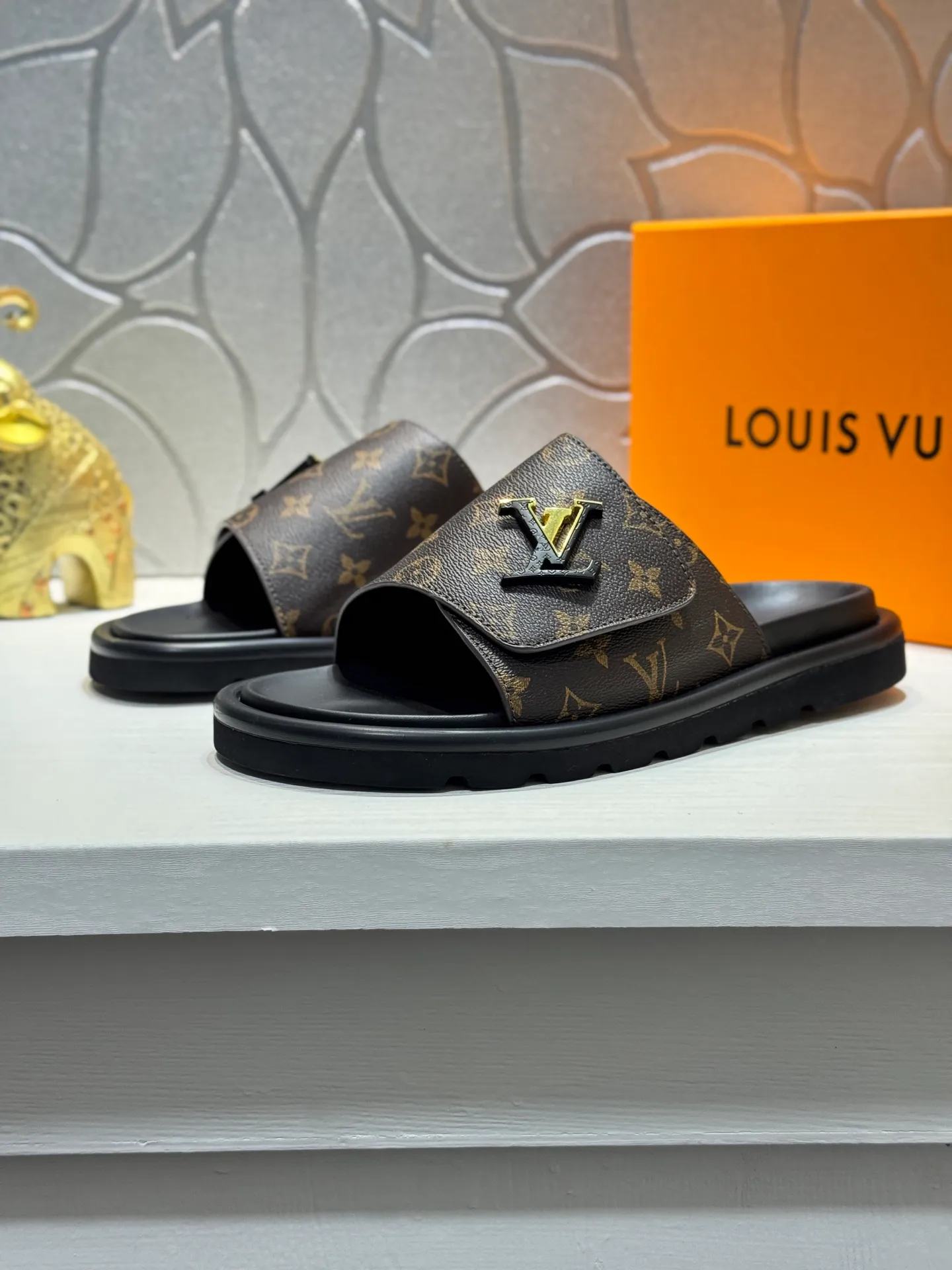 Men's Men's Shoes💰360 [New Style]🦇🦇Top Original [Louis Vuitton] Slippers for Couples👫Spring and Summer Style🎯🎯As an active family in the fashion industry ⭐ Lv takes bold innovation as its true nature ⚡Fabric and floral with hardware🔥Clean and neat ⚡Fashionable and elegant🌹Multiple colors available Size: 36-44 (45. Customized